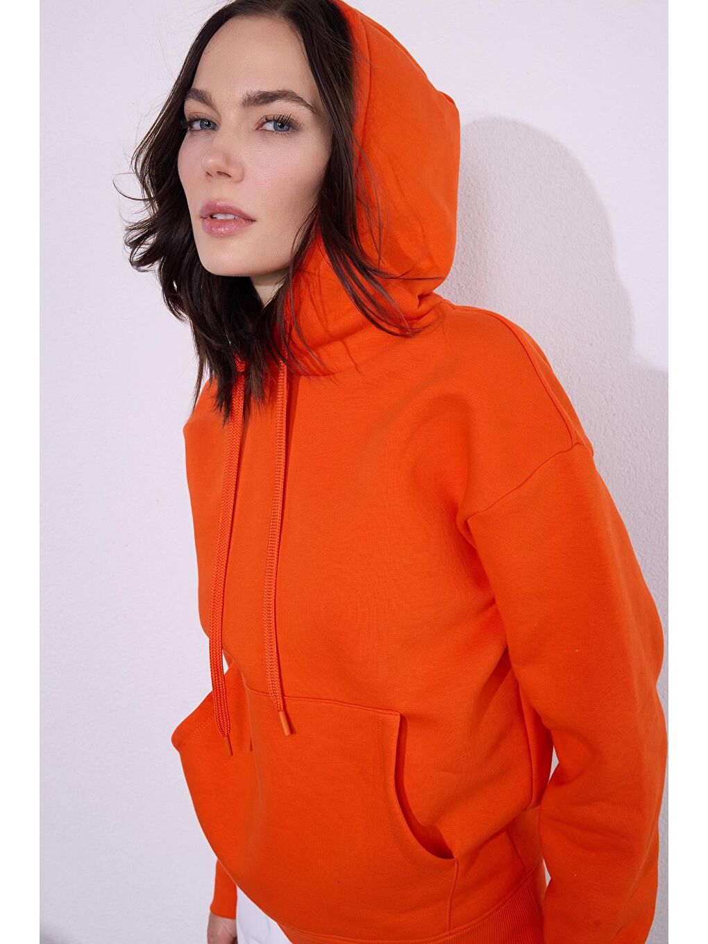 Kadın Oversize Geniş Kesim Pamuklu Yumuşak Dokulu İçi Polarlı Basic Turuncu Kapüşonlu Sweatshirt-1