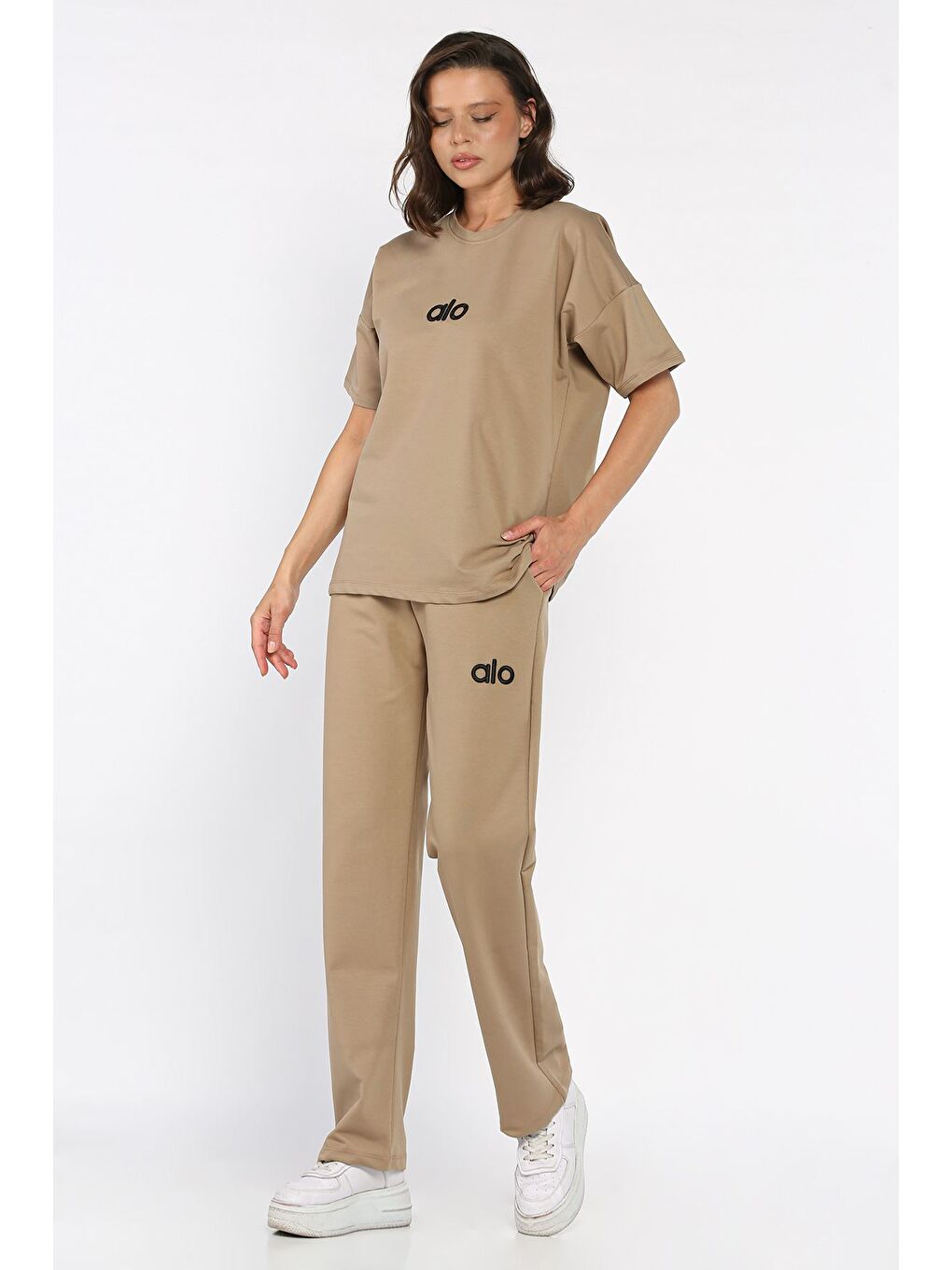Bej Bisiklet Yaka Nakışlı Kadın Tişört Pantolon İkili Takım