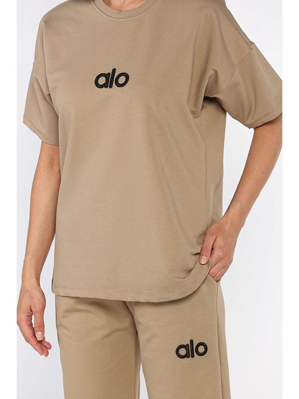 Bej Bisiklet Yaka Nakışlı Kadın Tişört Pantolon İkili Takım-3