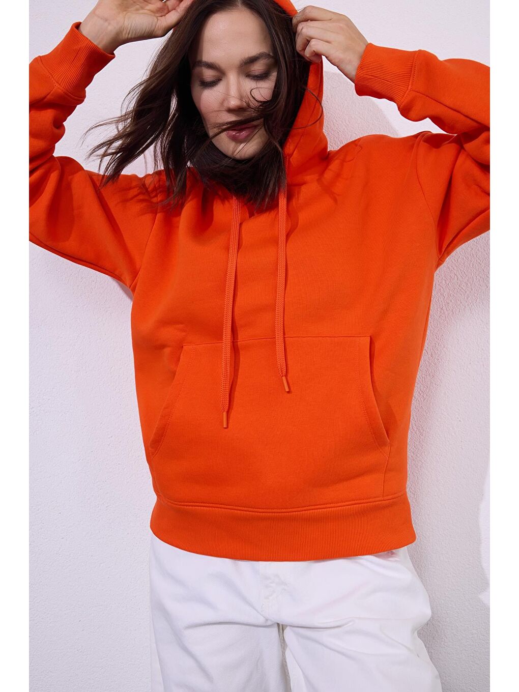 Kadın Oversize Geniş Kesim Pamuklu Yumuşak Dokulu İçi Polarlı Basic Turuncu Kapüşonlu Sweatshirt-4