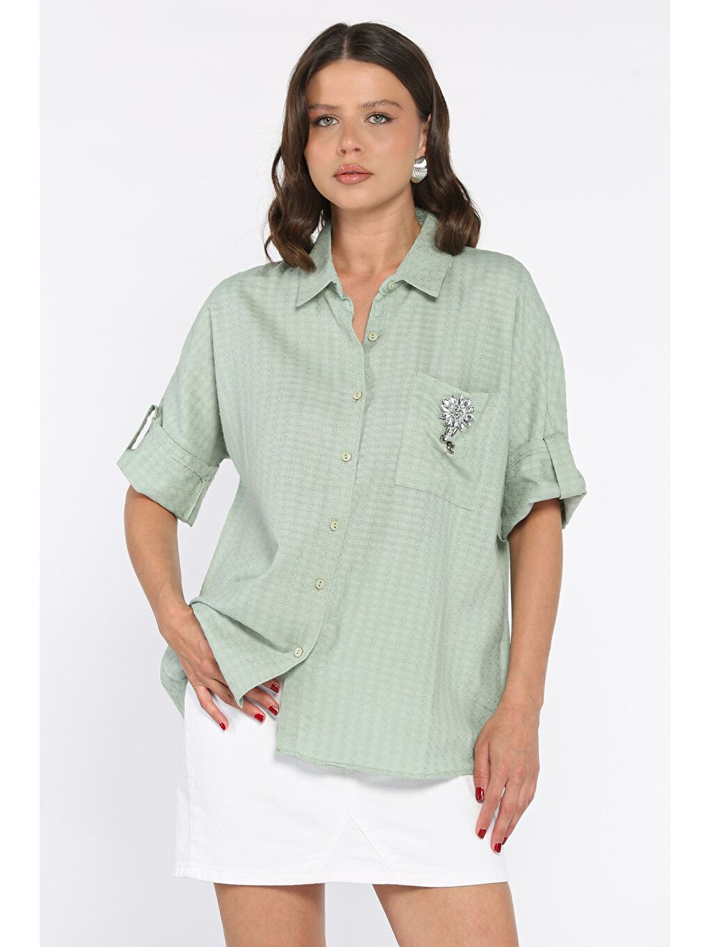 Yeşil Kadın Çiçek Aksesuarlı Cepli Salaş Gömlek-1