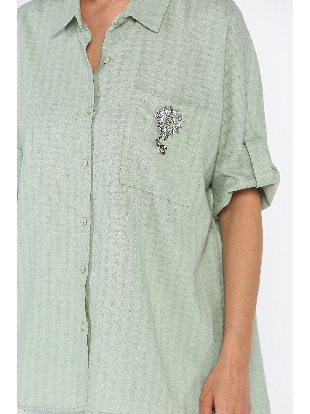 Yeşil Kadın Çiçek Aksesuarlı Cepli Salaş Gömlek-3