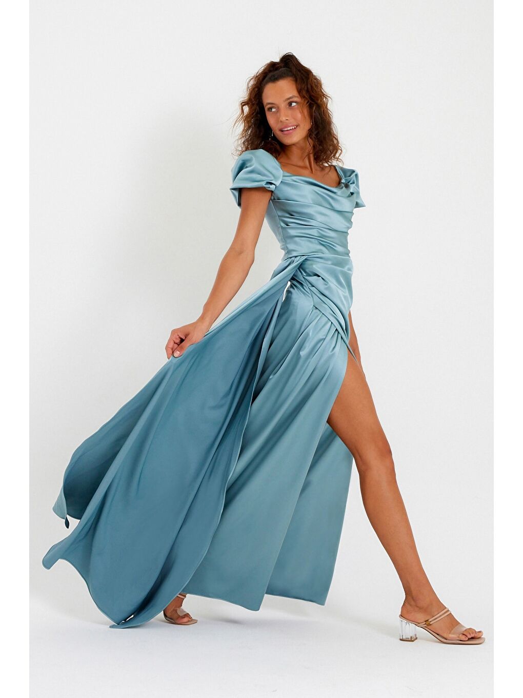 Kadın Mint Yeşili Dar Kalıp Kayık Yaka Kuyruklu Uzun Saten Abiye Elbise-1