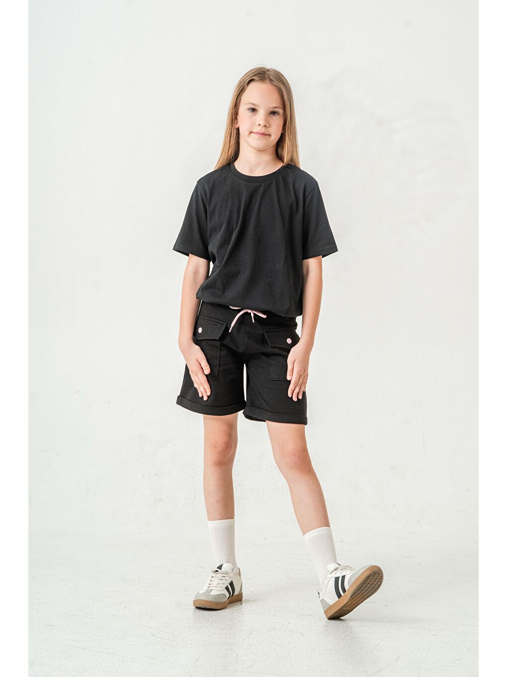 Siyah Kargo Cepli Cep Kapağı Nakışlı Kız Çocuk Şort