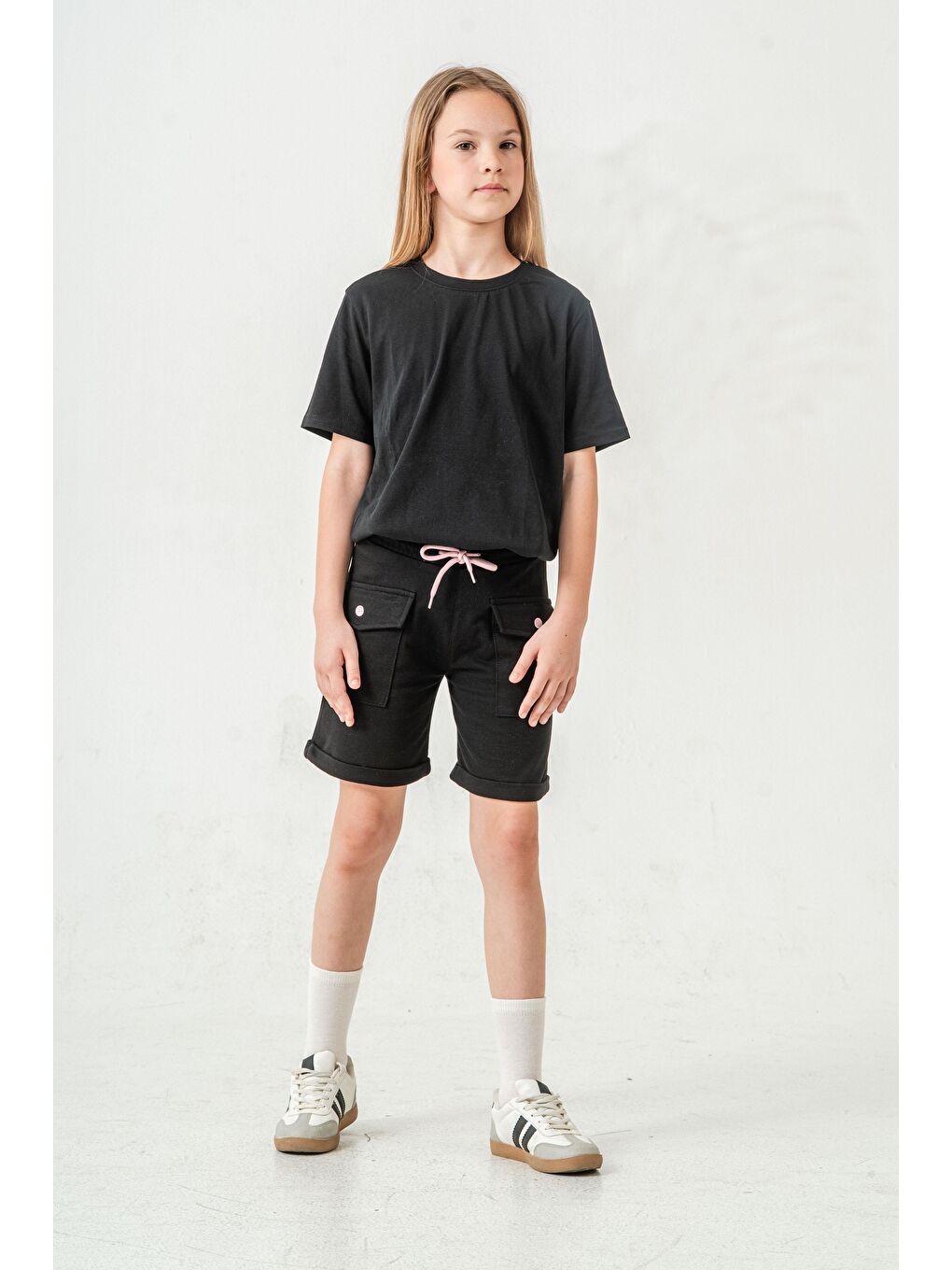 Siyah Kargo Cepli Cep Kapağı Nakışlı Kız Çocuk Şort-1