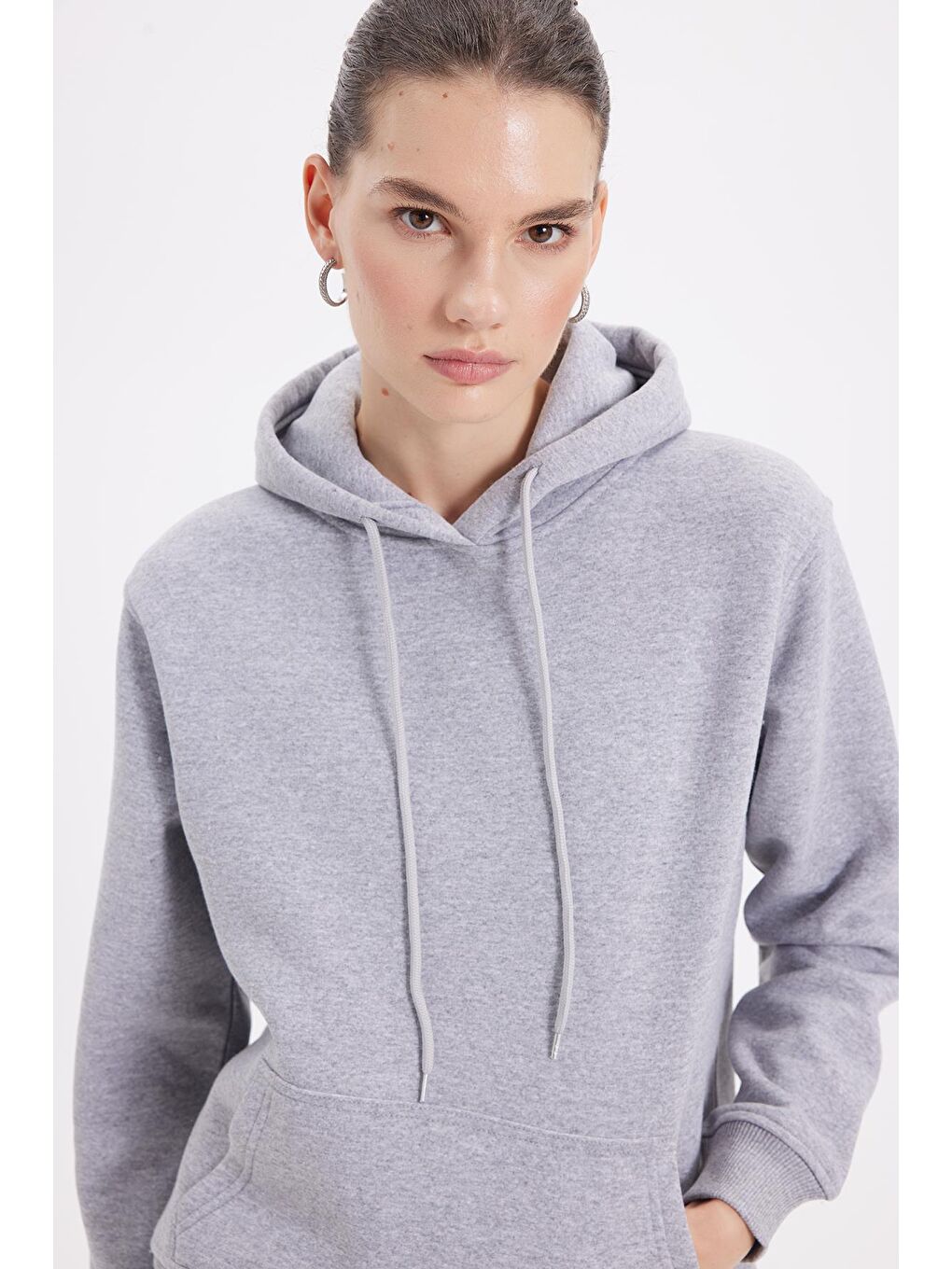 Kadın Relax Fit Rahat Kesim Pamuklu Kapüşonlu Kanguru Cepli Gri Sweatshirt-1