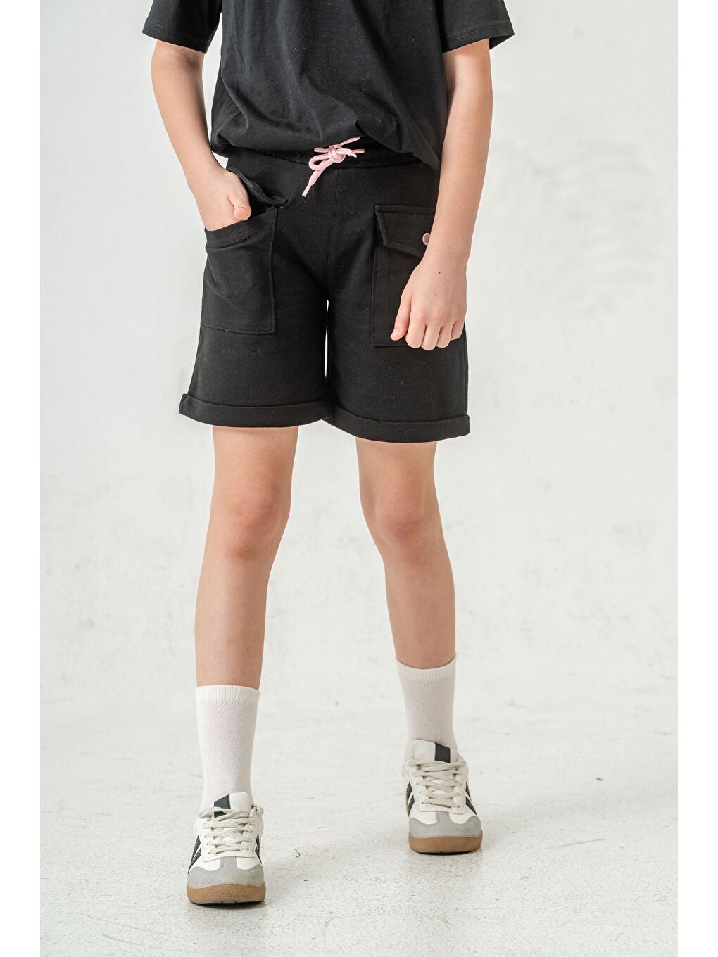 Siyah Kargo Cepli Cep Kapağı Nakışlı Kız Çocuk Şort-2