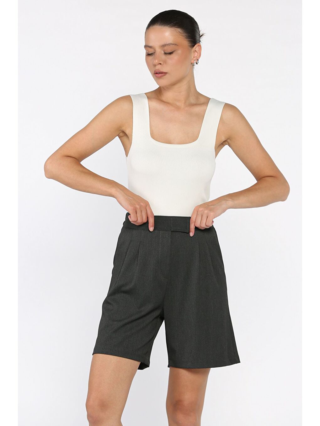 Antrasit Kadın Bel Lastikli Pileli Yüksek Bel Cırtlı Şort-1