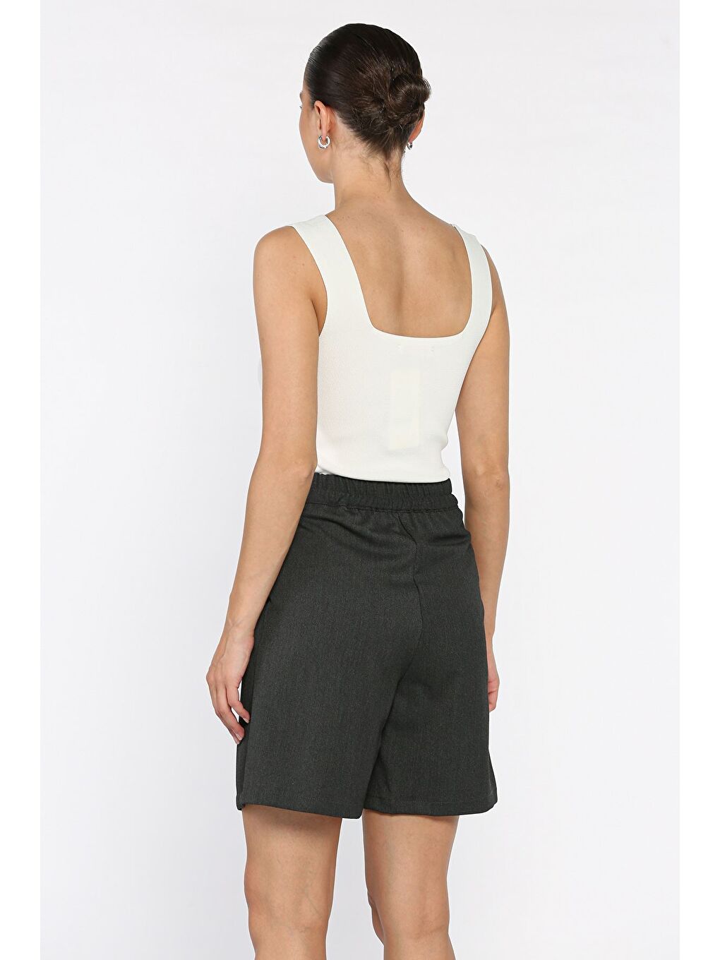 Antrasit Kadın Bel Lastikli Pileli Yüksek Bel Cırtlı Şort-2