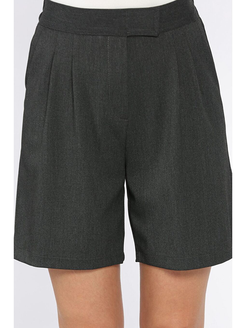 Antrasit Kadın Bel Lastikli Pileli Yüksek Bel Cırtlı Şort-3