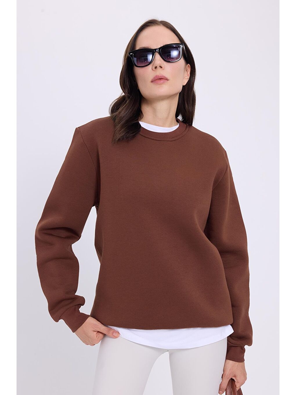 Kadın Oversize Geniş Kesim Pamuklu 3 İplik İçi Polarlı Basic Kahverengi Bisiklet Yaka Sweatshirt-4