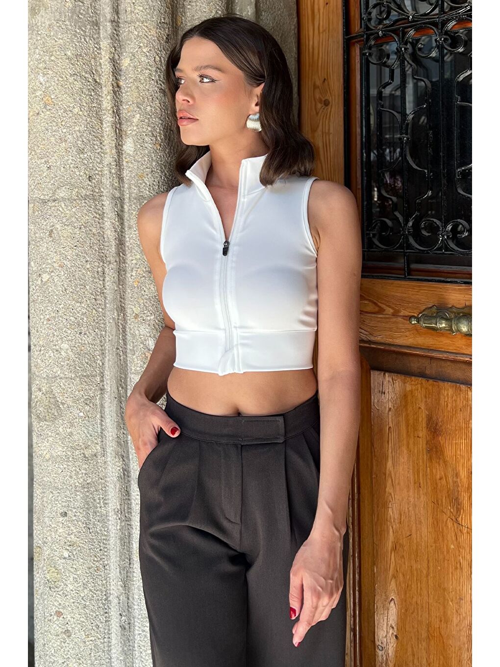 Ekru Kadın Ön Fermuarlı Elastanlı Crop Top Bluz