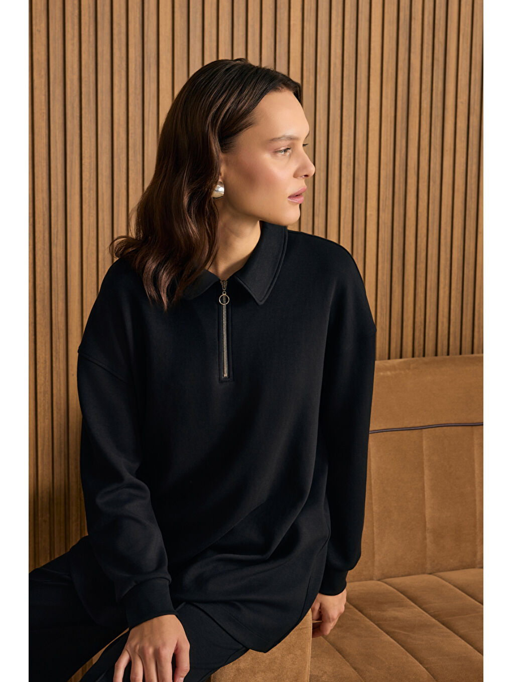 Siyah Yakası Fermuarlı Sweatshirt