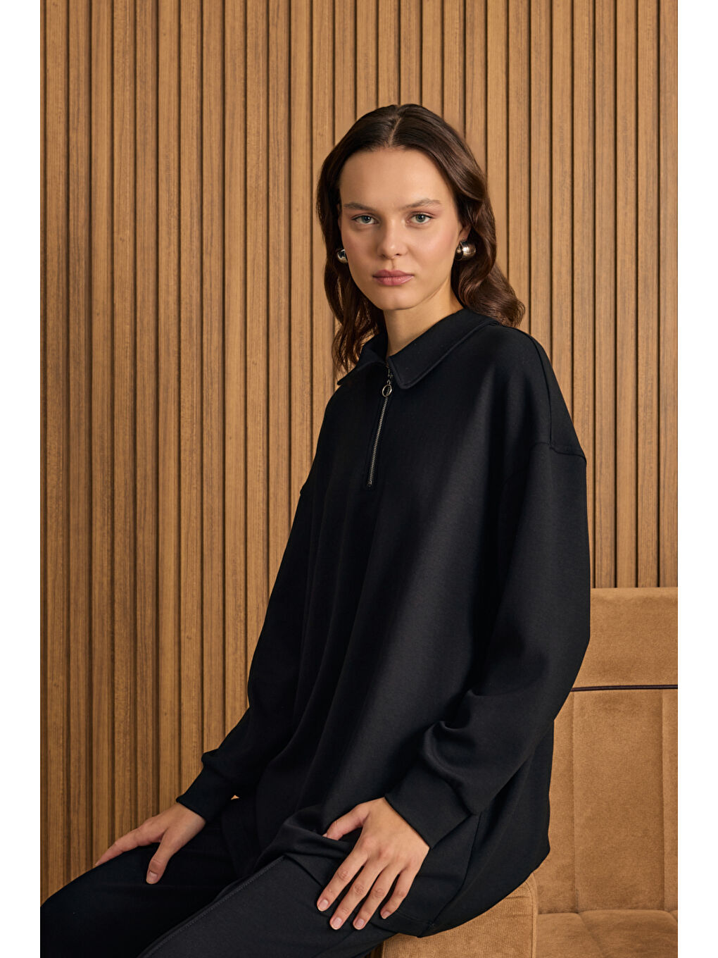 Siyah Yakası Fermuarlı Sweatshirt-1