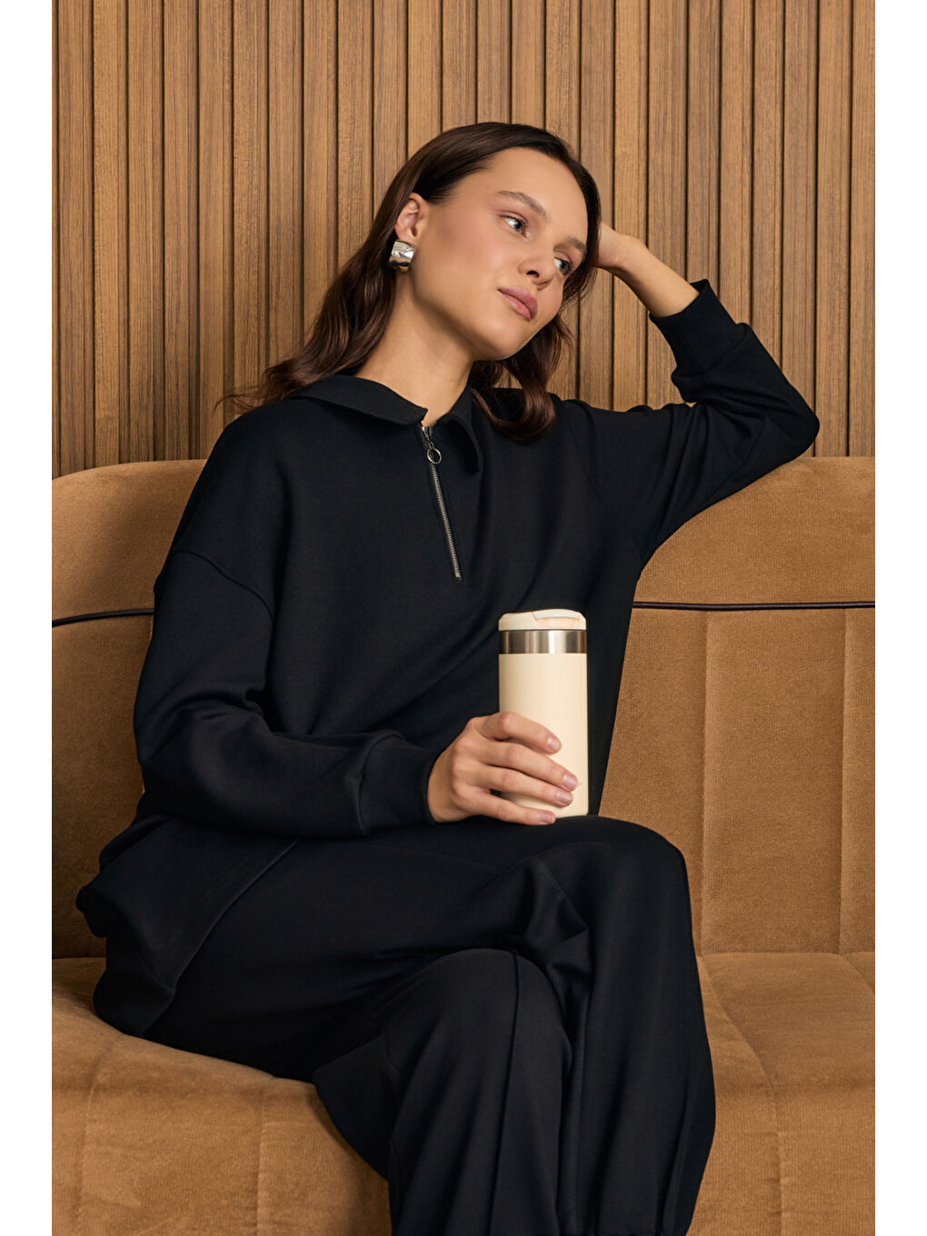 Siyah Yakası Fermuarlı Sweatshirt-2