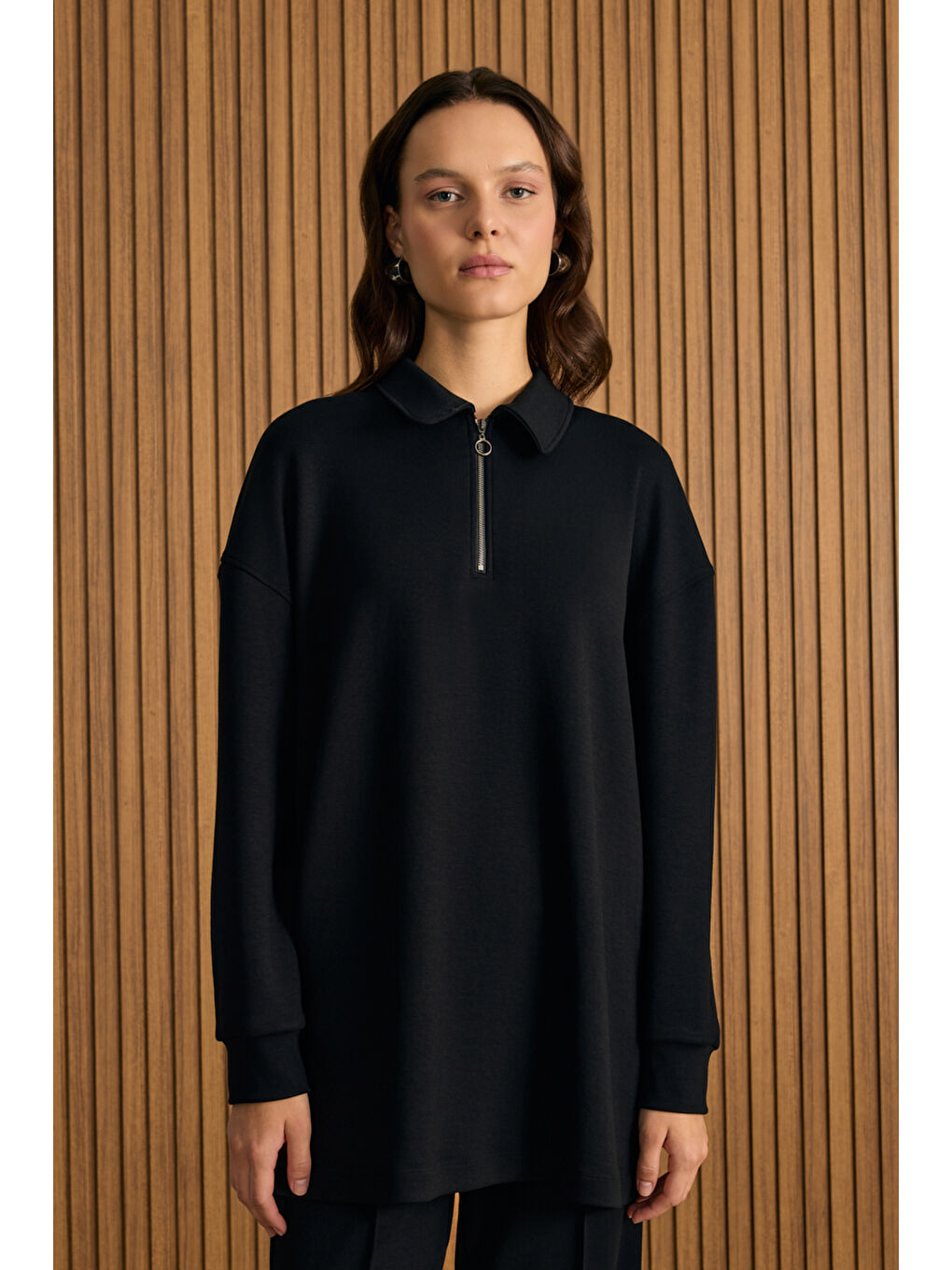 Siyah Yakası Fermuarlı Sweatshirt-3