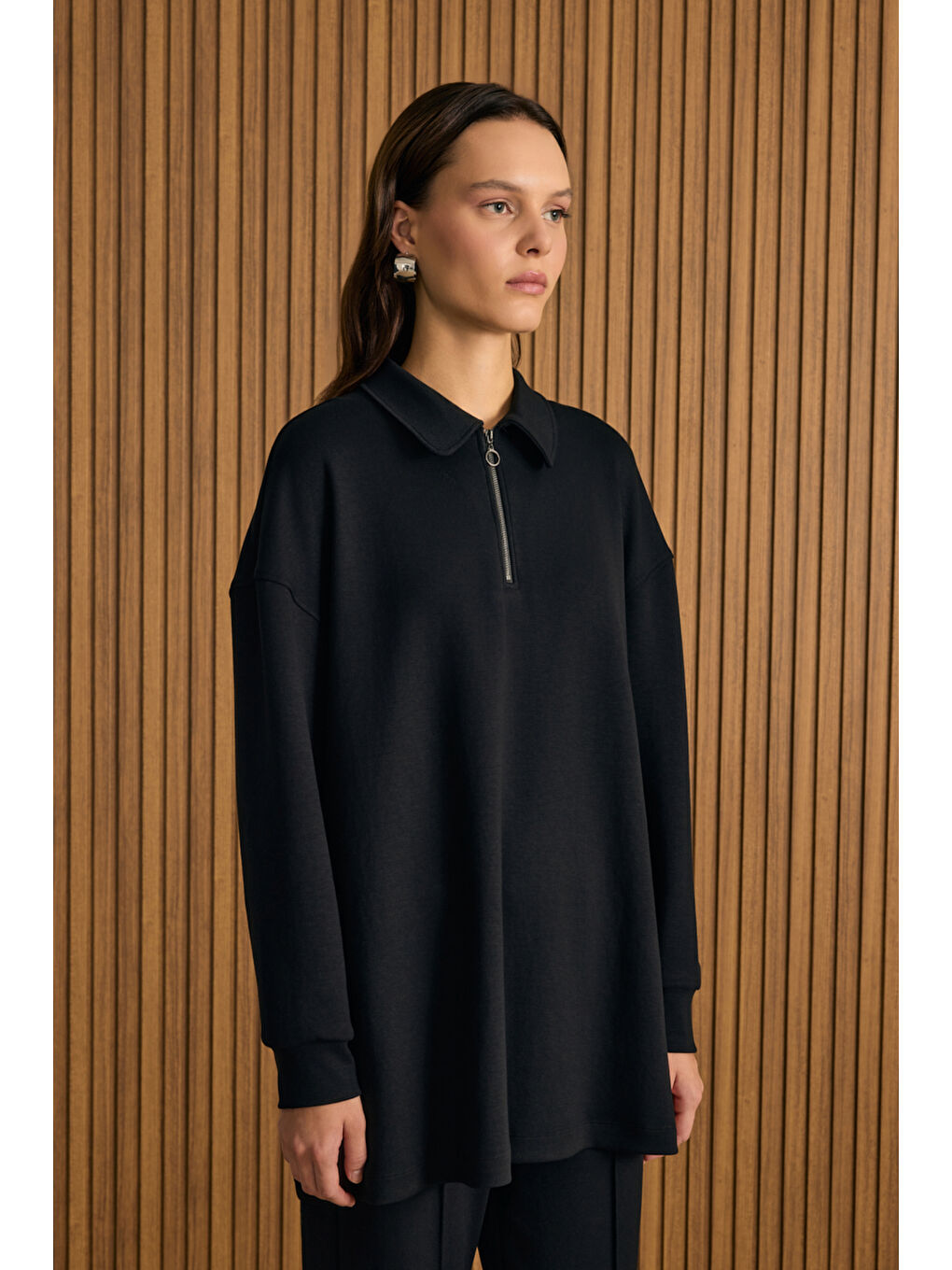 Siyah Yakası Fermuarlı Sweatshirt-4