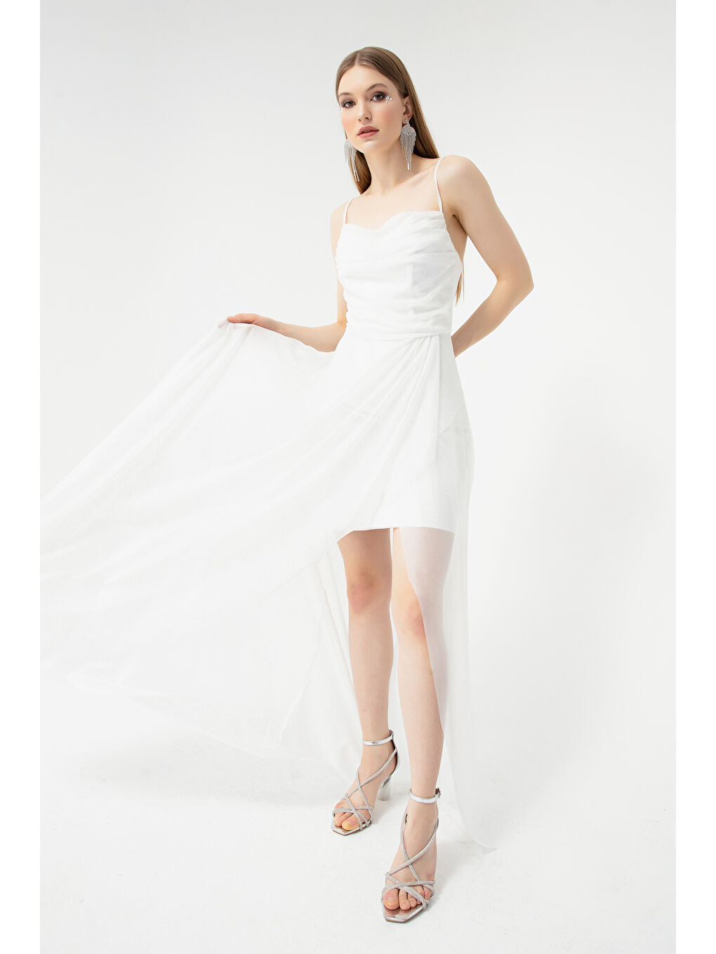 Kadın Beyaz Göğüs Drapeli Volanlı Simli Abiye-1