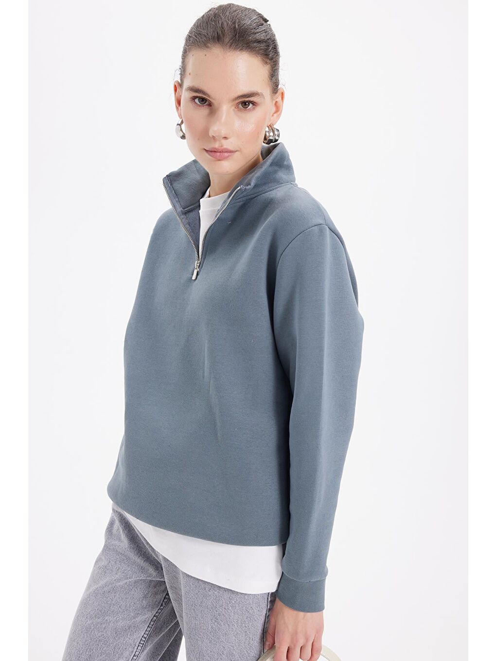 Kadın Relax Fit Rahat Kesim Pamuklu İçi Polarlı Yarım Fermuarlı Gri Dik Yaka Sweatshirt-4