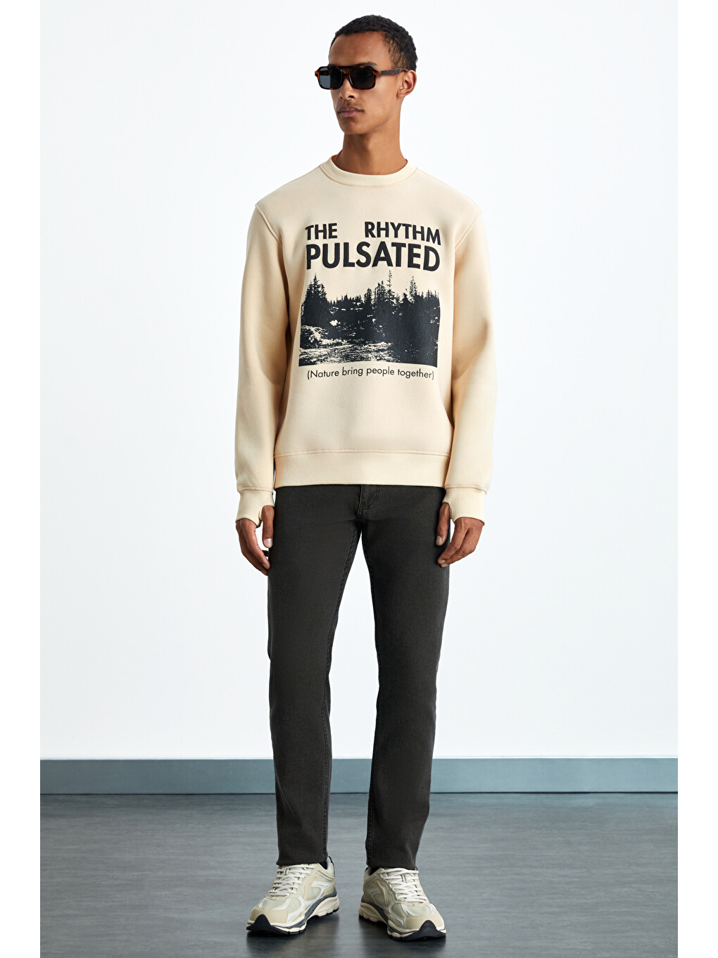 Yanke Erkek İçi Polarlı Önü Baskılı Yuvarlak Yaka Parmak Geçme Detaylı Bej Sweatshirt-1