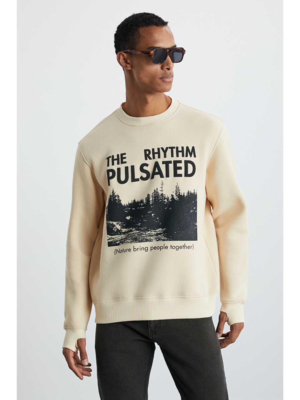 Yanke Erkek İçi Polarlı Önü Baskılı Yuvarlak Yaka Parmak Geçme Detaylı Bej Sweatshirt-2