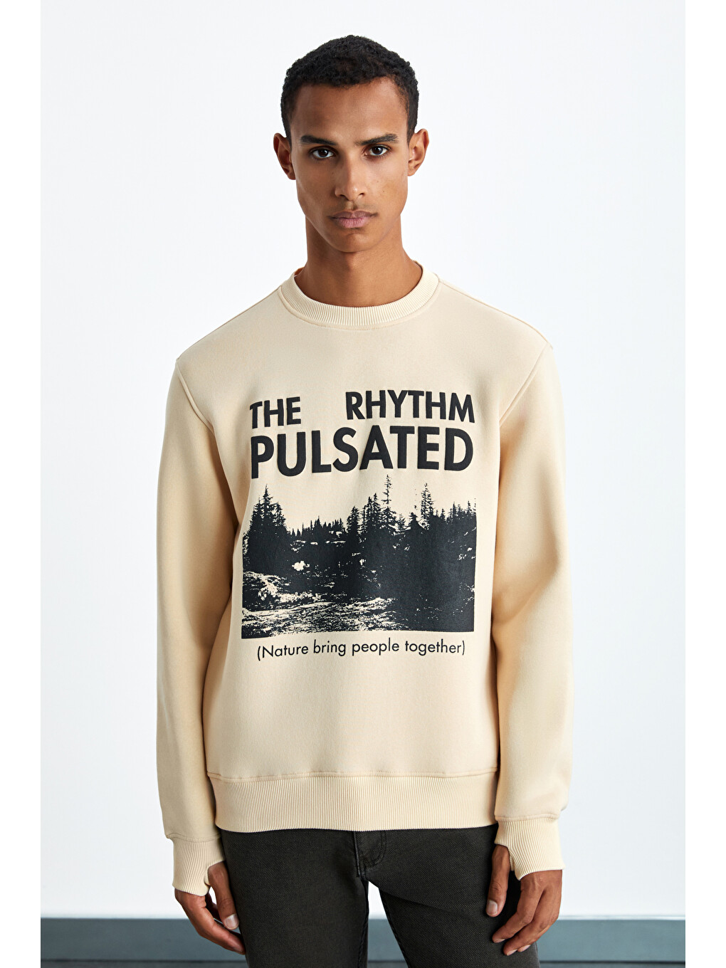 Yanke Erkek İçi Polarlı Önü Baskılı Yuvarlak Yaka Parmak Geçme Detaylı Bej Sweatshirt-3