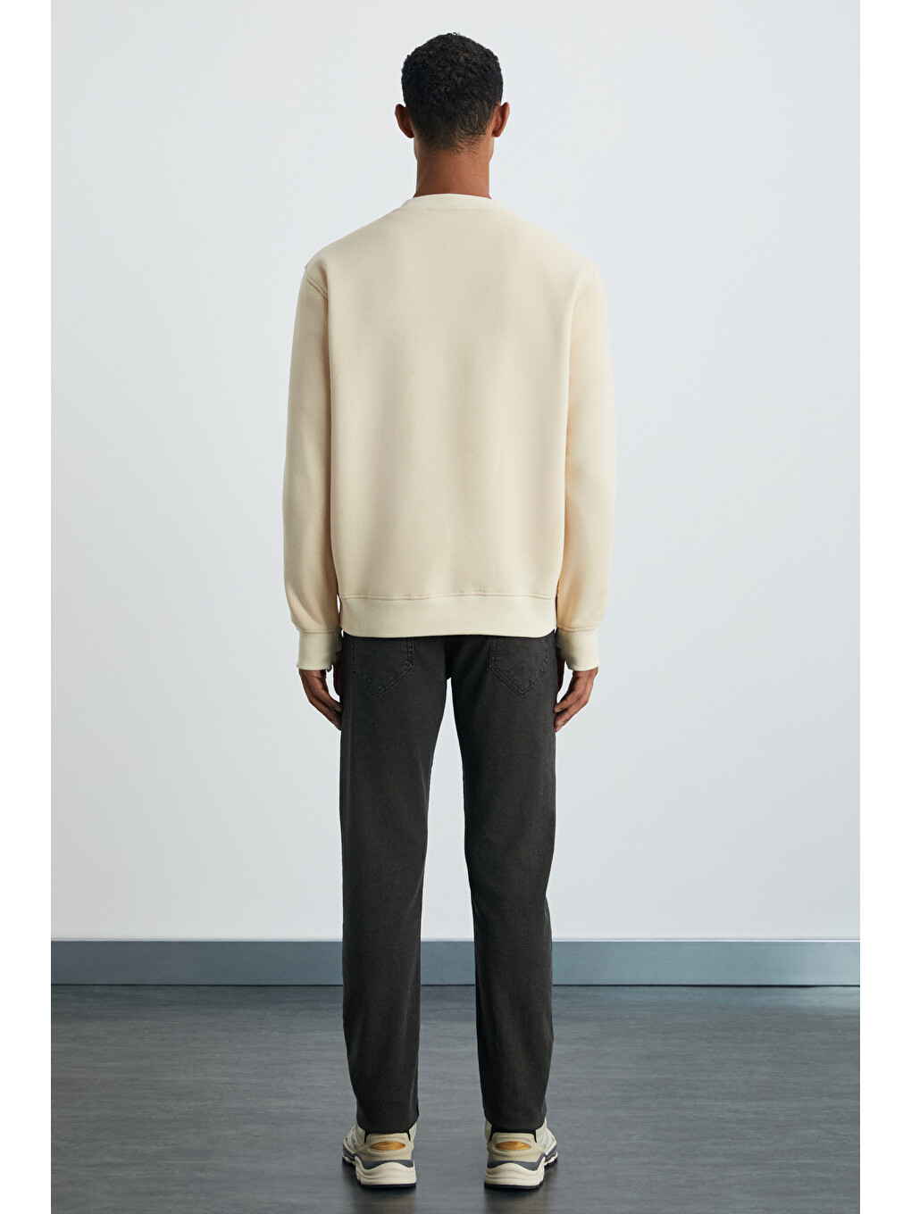 Yanke Erkek İçi Polarlı Önü Baskılı Yuvarlak Yaka Parmak Geçme Detaylı Bej Sweatshirt-4