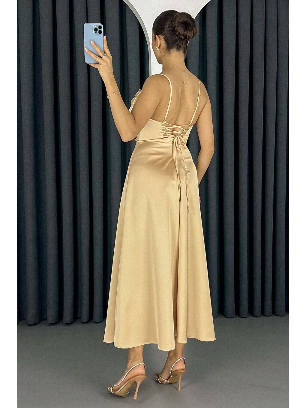 Sarı Kadın Gold Volanlı Yırtmaçlı Saten Midi Boy Abiye & Mezuniyet Elbisesi-4