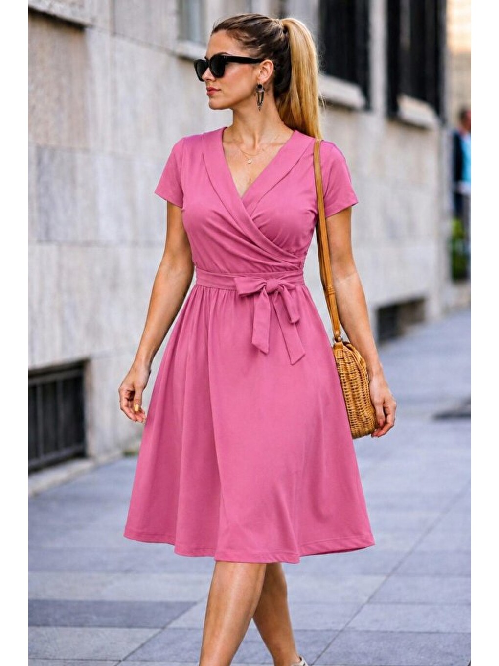 Pembe Kadın Kısa Kollu Yakalı Beli Kuşaklı Kısa Janjan Krep Kısa Elbise