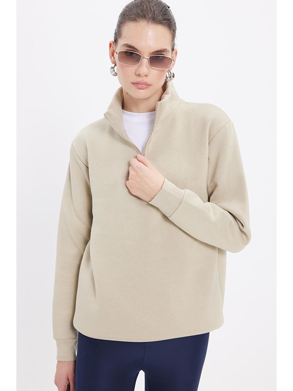 Kadın Relax Fit Rahat Kesim Pamuklu İçi Polarlı Yarım Fermuarlı Bej Dik Yaka Sweatshirt-4