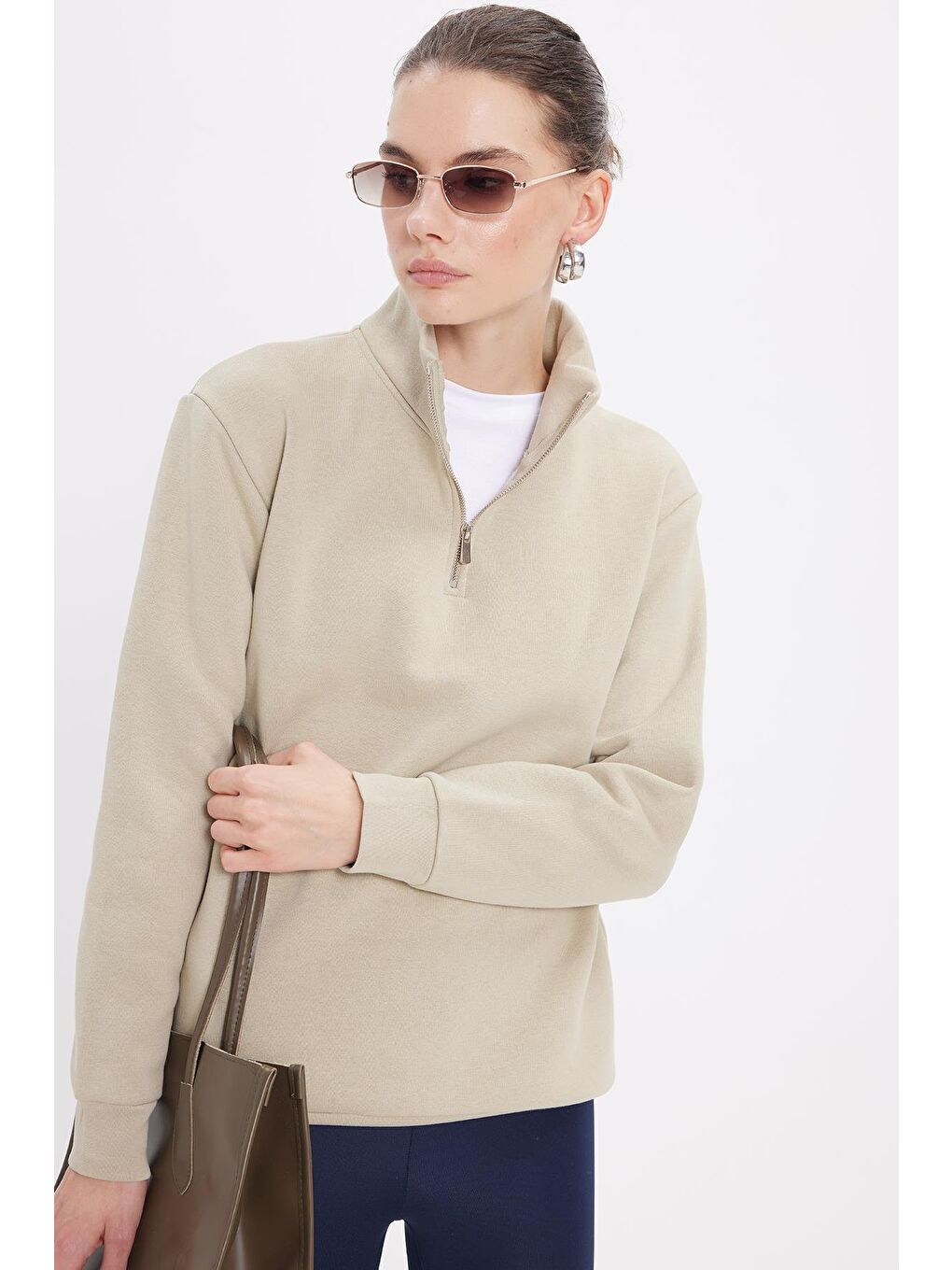 Kadın Relax Fit Rahat Kesim Pamuklu İçi Polarlı Yarım Fermuarlı Bej Dik Yaka Sweatshirt-5