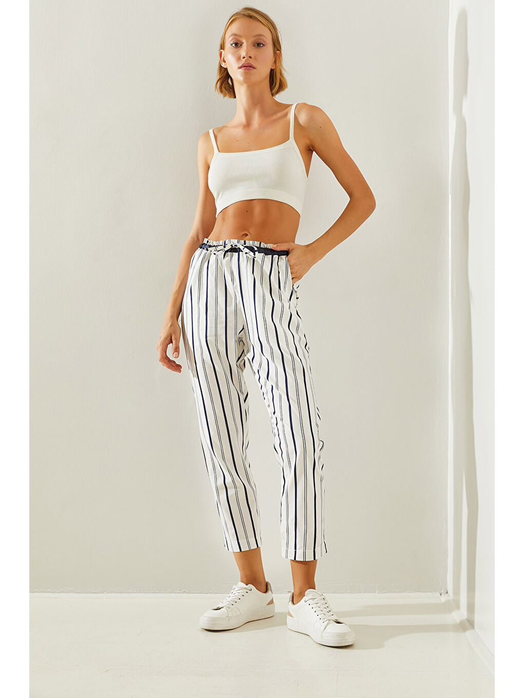 Beyaz Çizgili Lastik Bel Bağlamalı Havuç Pantolon-2