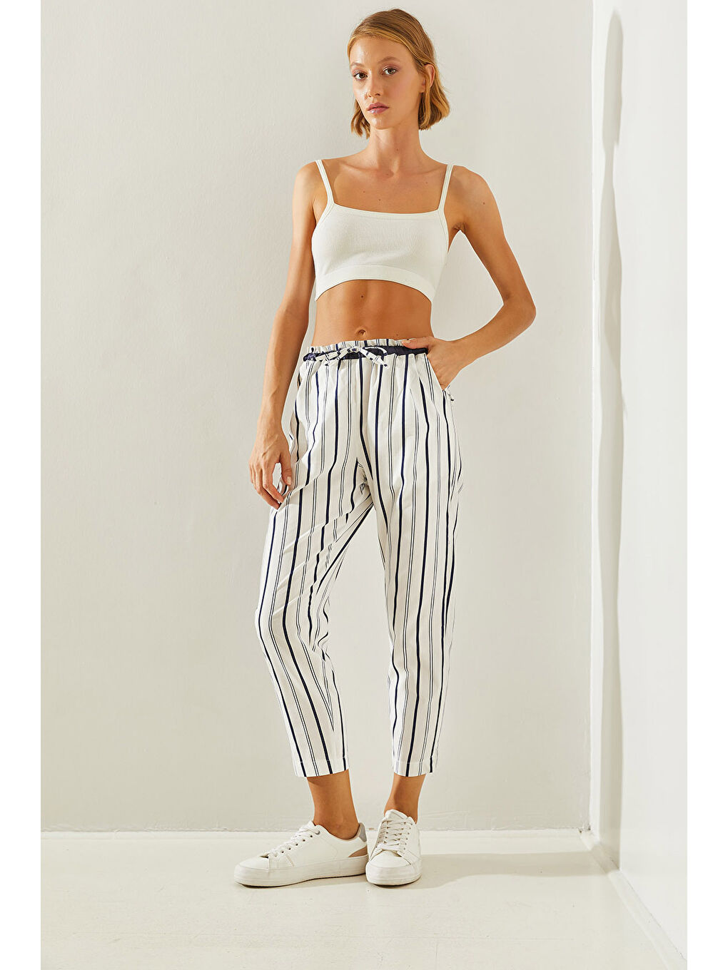 Beyaz Çizgili Lastik Bel Bağlamalı Havuç Pantolon-3