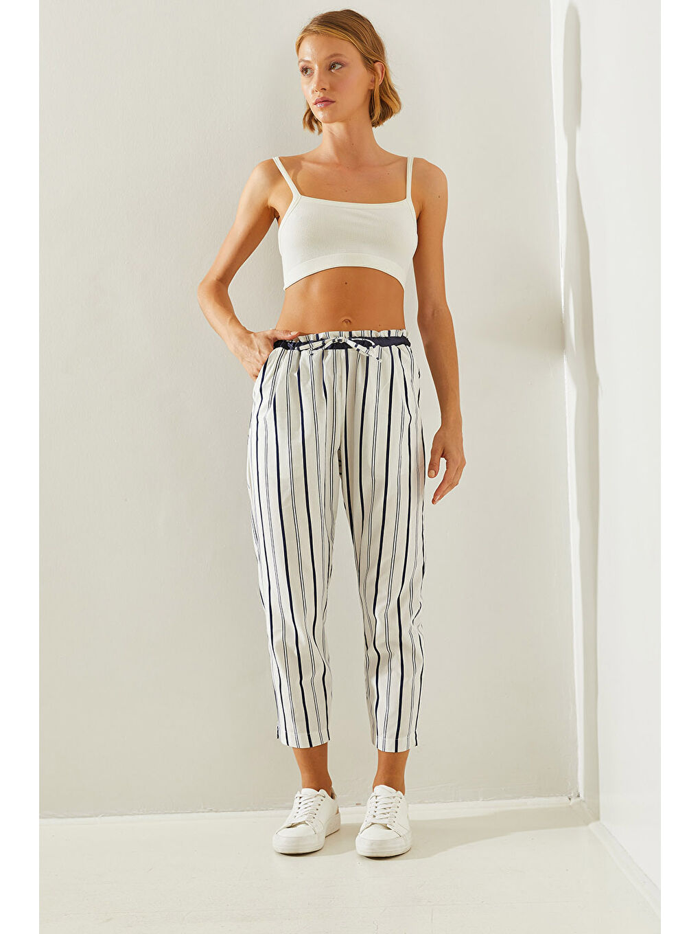 Beyaz Çizgili Lastik Bel Bağlamalı Havuç Pantolon-4