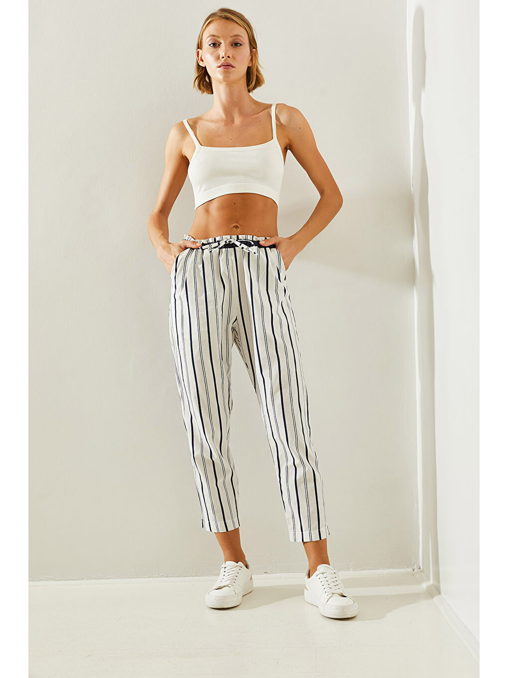 Beyaz Çizgili Lastik Bel Bağlamalı Havuç Pantolon-5