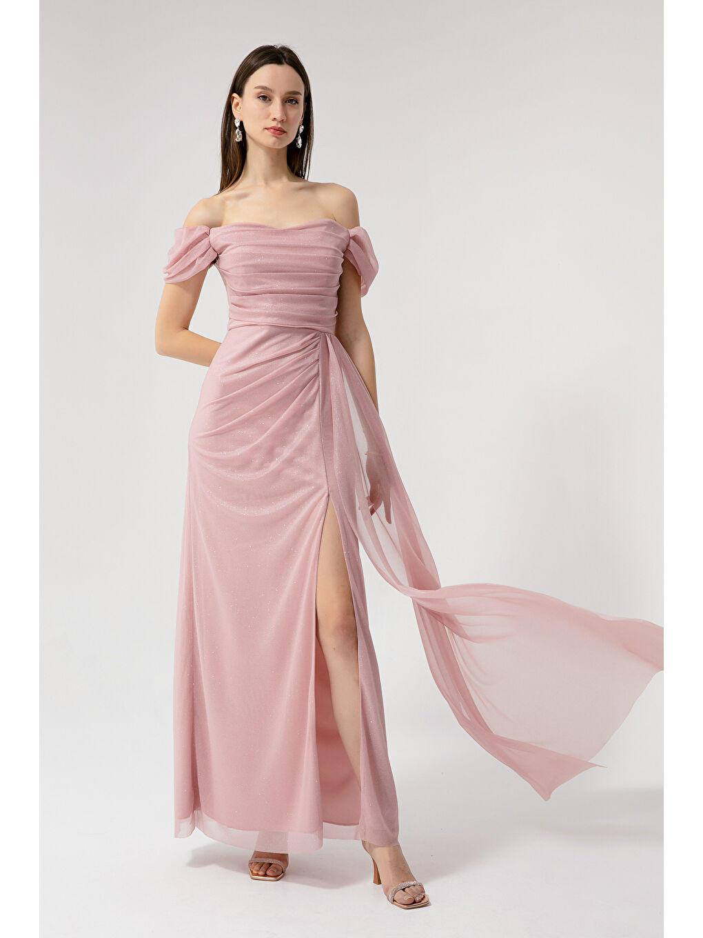 Kadın Pembe Kayık Yaka Drapeli Yırtmaçlı Uzun Simli Abiye Elbise
