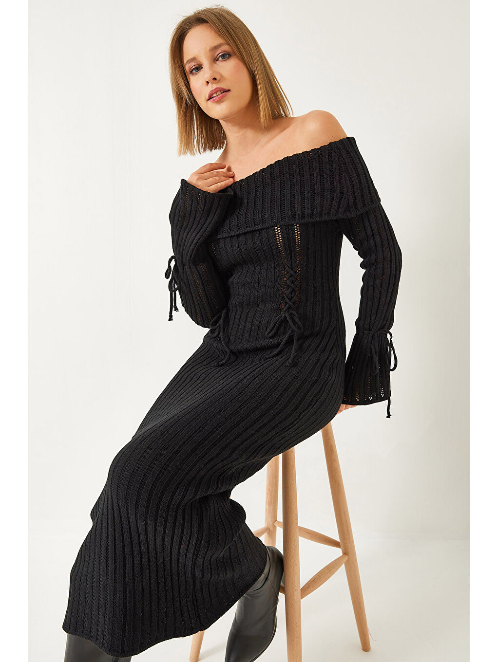 Siyah Kadın Madonna Yaka Örgü Detaylı Triko Elbise