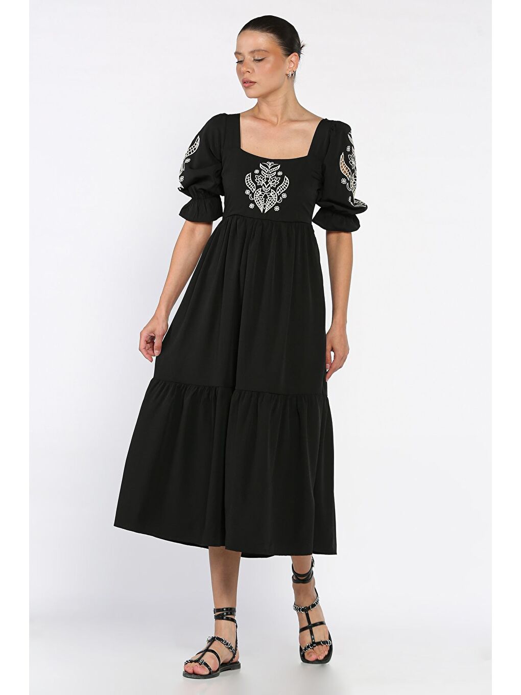 Siyah Kadın Kare Yaka Nakışlı Elbise