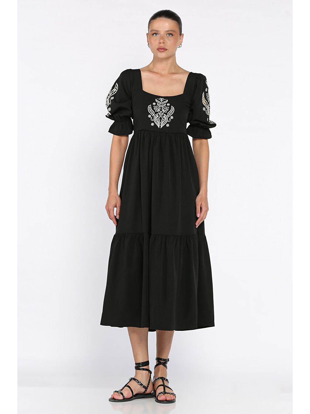 Siyah Kadın Kare Yaka Nakışlı Elbise-1