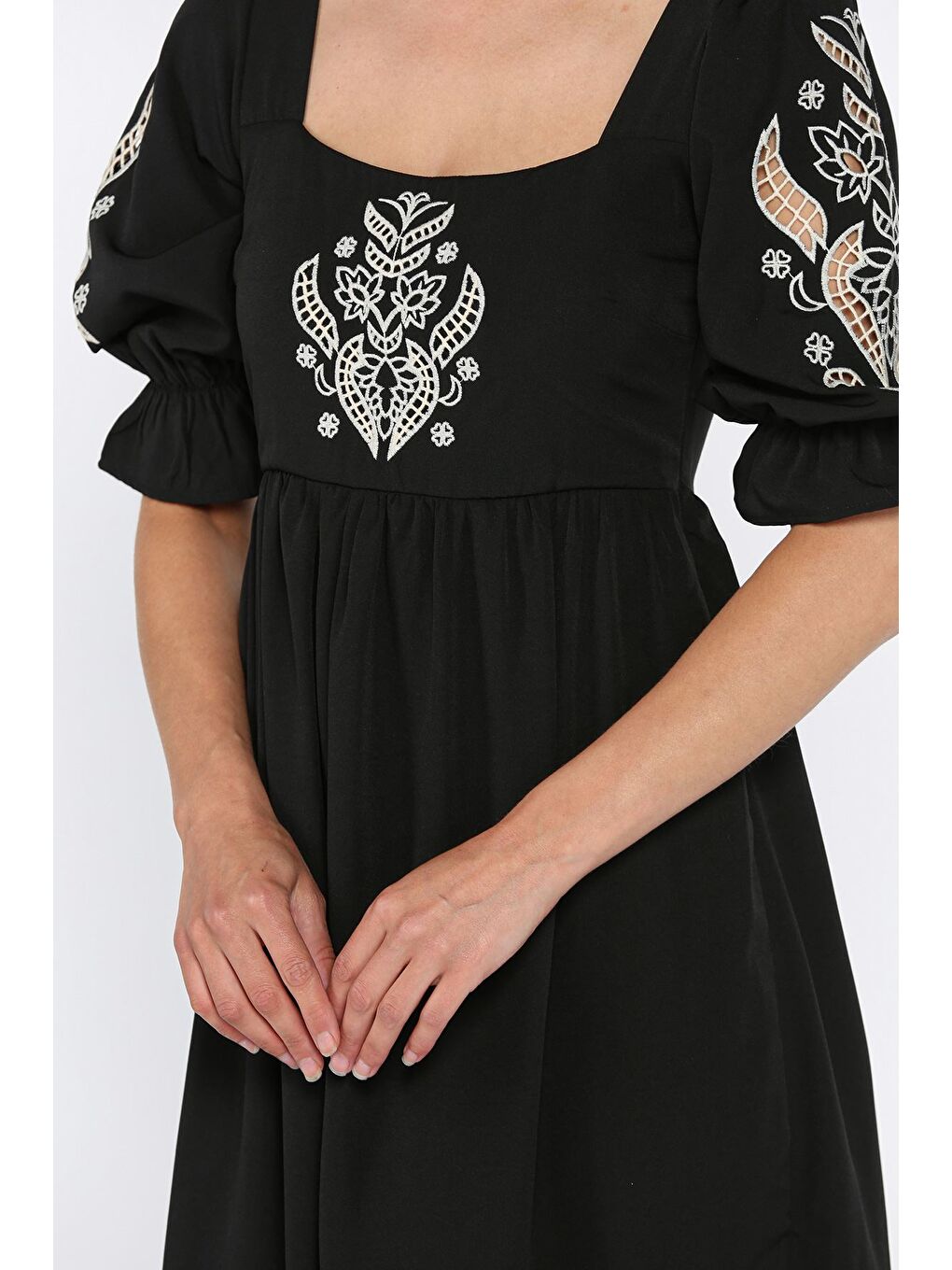 Siyah Kadın Kare Yaka Nakışlı Elbise-3