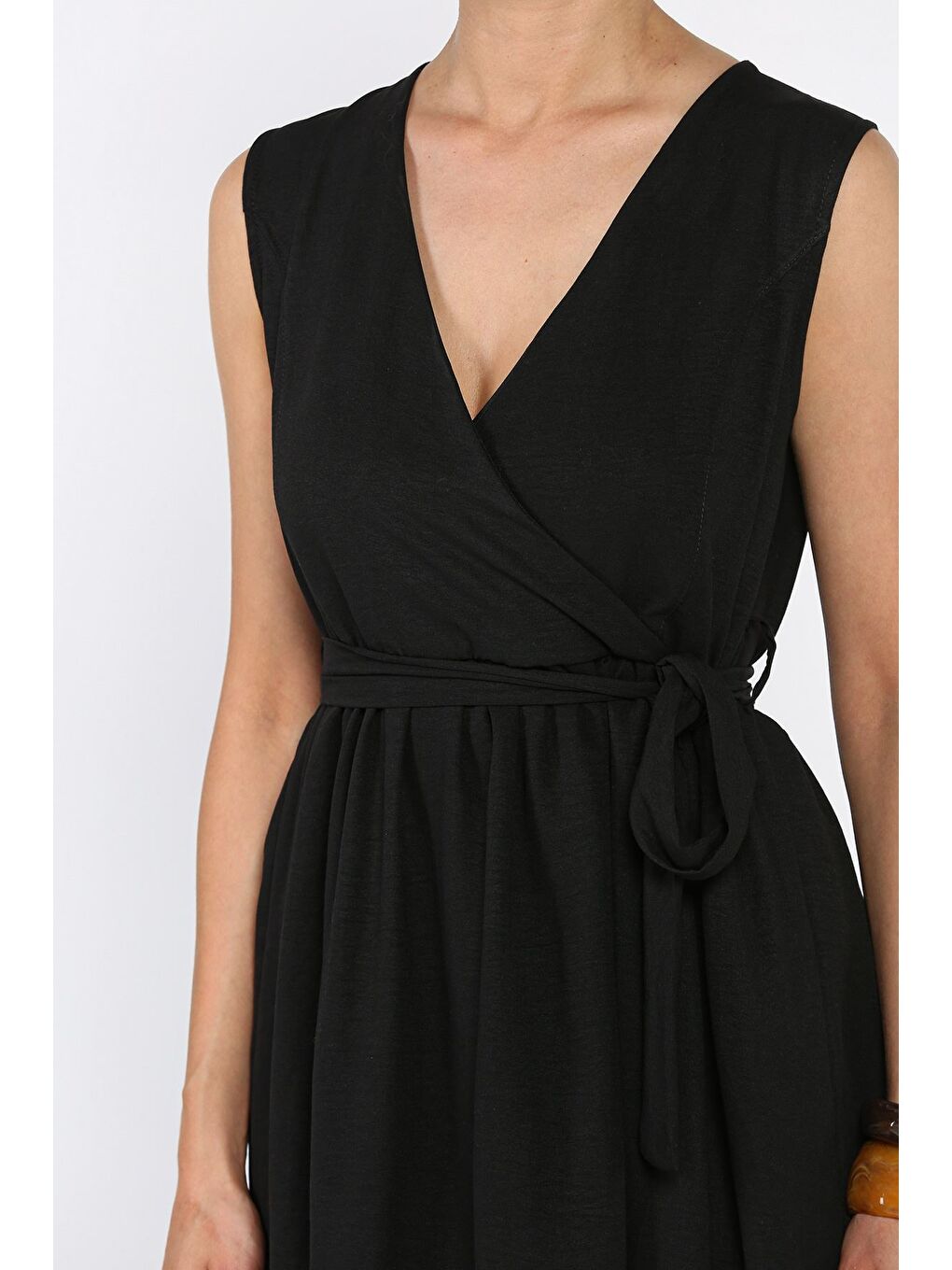 Siyah Kruvaze Yaka Kuşaklı Sıfır Kol Elbise-3