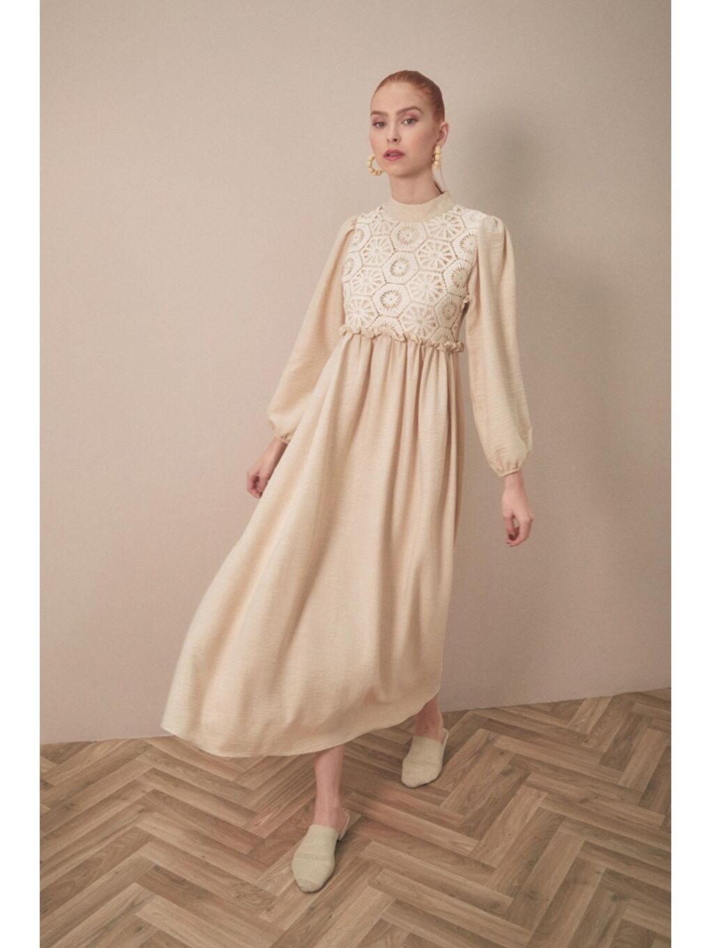 Bej Önü Güpürlü Kolları Lastikli Elbise