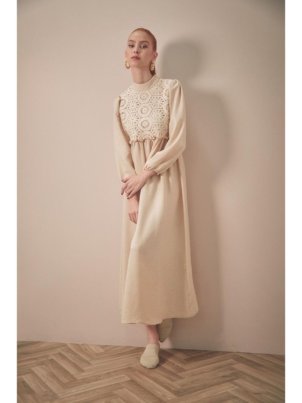 Bej Önü Güpürlü Kolları Lastikli Elbise-1