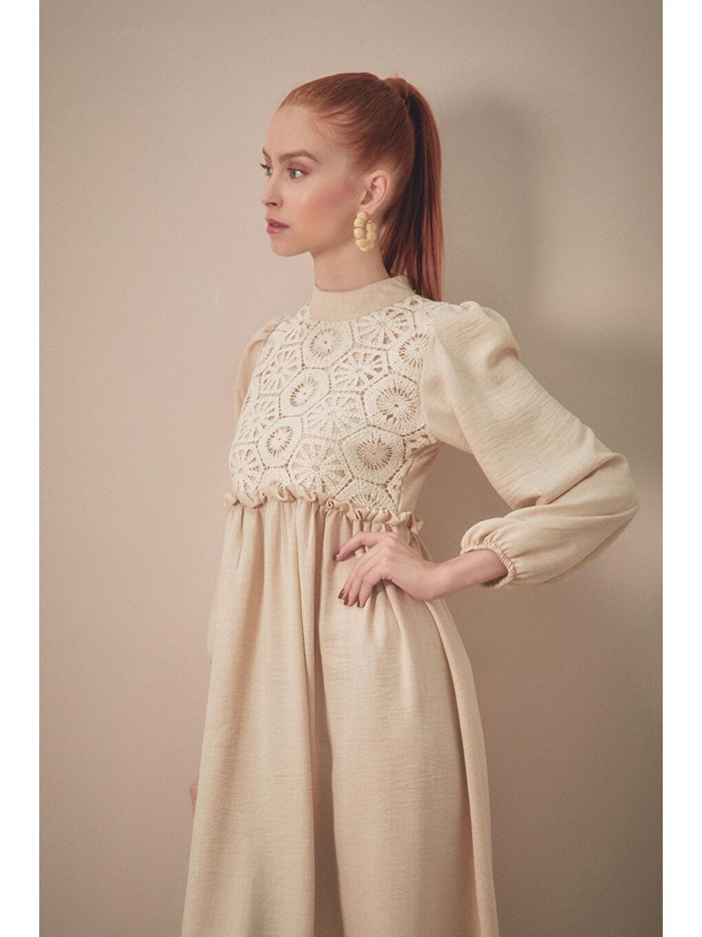 Bej Önü Güpürlü Kolları Lastikli Elbise-2