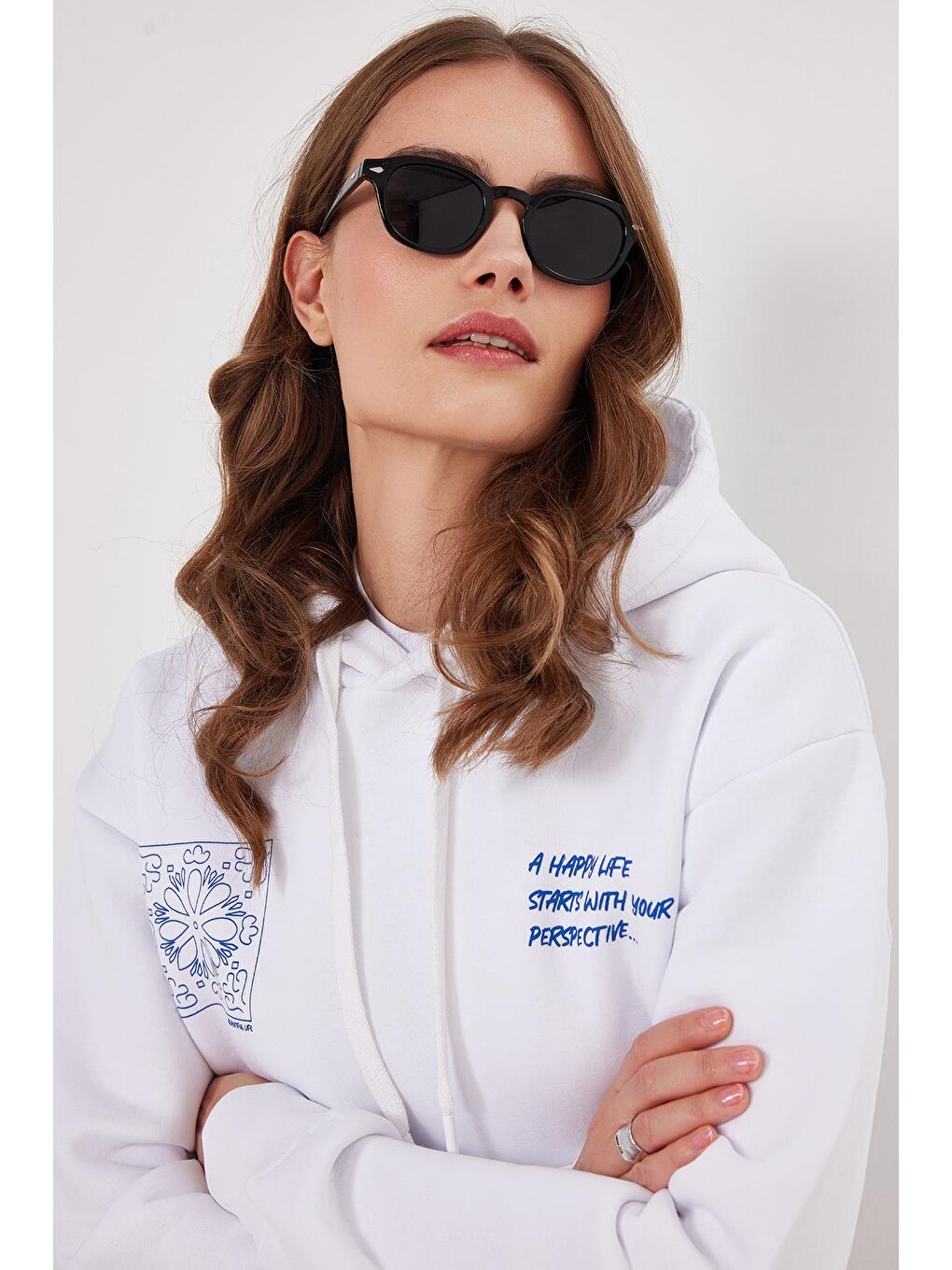 Kadın Oversize Geniş Kesim Pamuklu Yumuşak Dokulu İçi Polarlı Baskılı Beyaz Kapüşonlu Sweatshirt-1