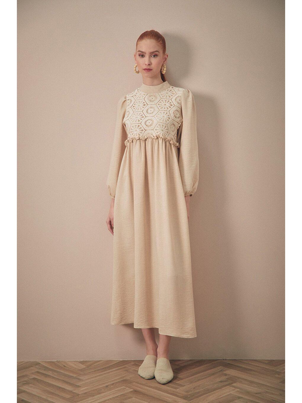 Bej Önü Güpürlü Kolları Lastikli Elbise-3