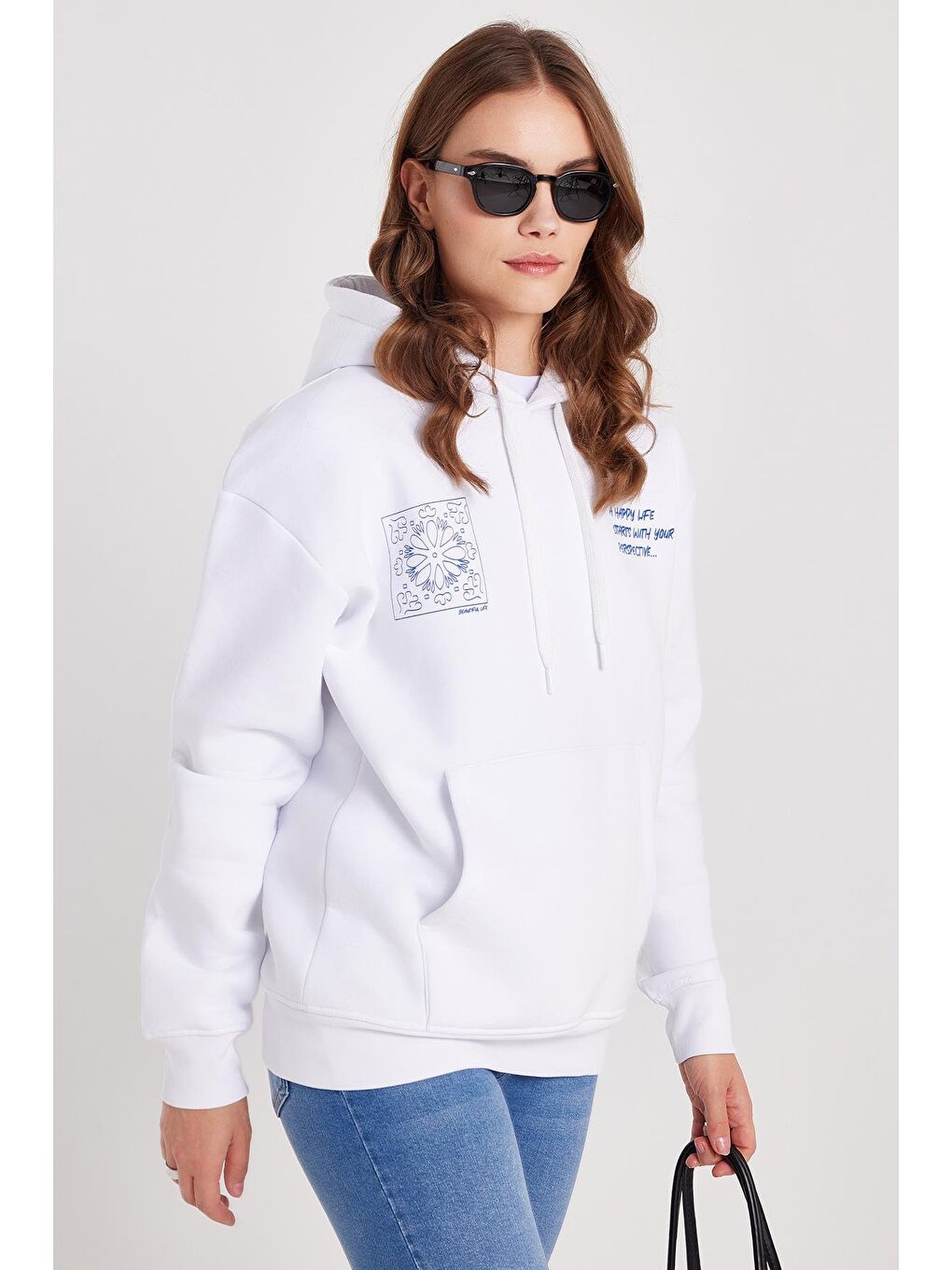 Kadın Oversize Geniş Kesim Pamuklu Yumuşak Dokulu İçi Polarlı Baskılı Beyaz Kapüşonlu Sweatshirt-3