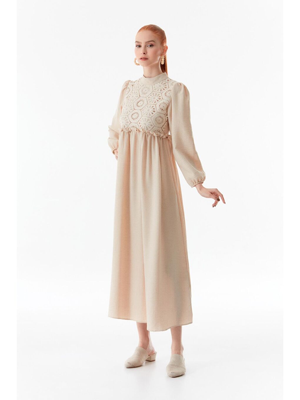 Bej Önü Güpürlü Kolları Lastikli Elbise-4