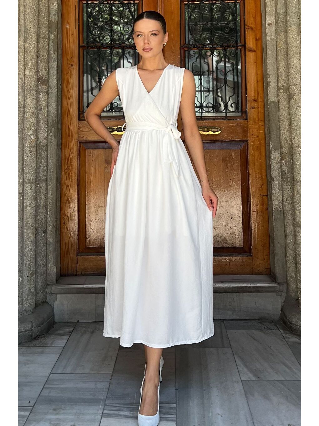 Beyaz Kruvaze Yaka Kuşaklı Sıfır Kol Elbise