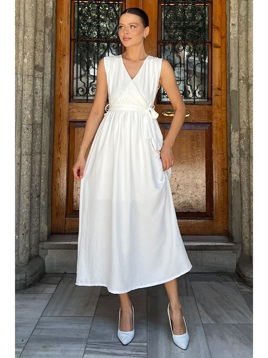 Beyaz Kruvaze Yaka Kuşaklı Sıfır Kol Elbise-1